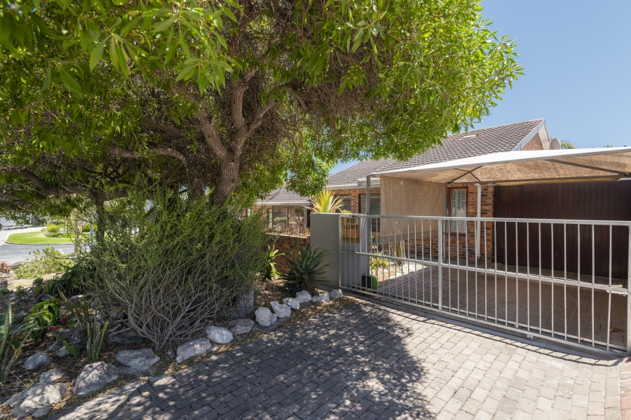 4 Bedroom Property for Sale in Middedorp Western Cape